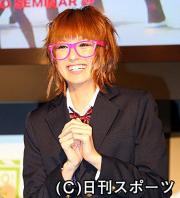 メガネをかけ臨時ゼミの講師役にふんする南明奈（撮影・野上伸悟）