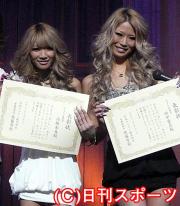 配信デビュー曲の発売記念ライブを行ったゆまち＆愛奈（左がゆまち）