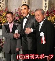 小野ヤスシ(中央)を祝福する加藤茶(左)と左とん平