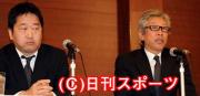 会見する知久悟司代表取締役社長(右)と、吉田敬代表取締役社長兼CEO