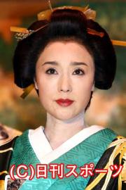 舞台「大奥」の制作発表で記念撮影する浅野ゆう子（撮影・鹿野芳博）