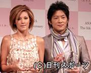 ベスト眉ニストを受賞した細川茂樹と梅宮アンナ