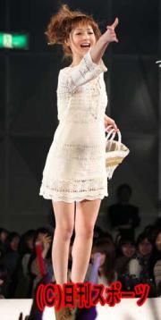 プレゼントを投げる佐々木希（撮影・神戸崇利）
