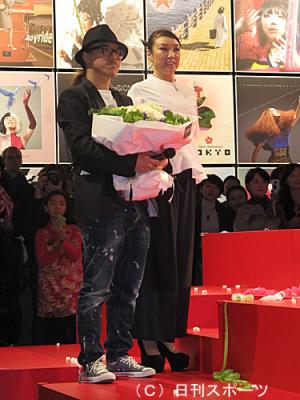 ３００点の写真に囲まれ笑顔を見せる松任谷由実とレスリー・キー（撮影・横山慧）