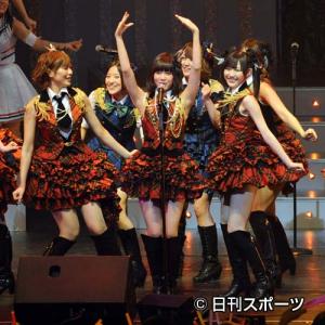 1位に輝いた「ヘビーローテーション」を歌うAKB48(撮影・小沢裕)