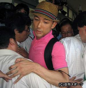 佐賀県庁に突入後、県職員に行く手を阻まれる山本太郎（中央）