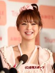 イメージキャラクター発表会で笑顔を見せる佐々木希（撮影・野上伸悟）