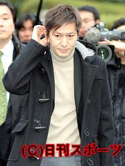 初公判のため大阪地裁に入る小室哲哉被告（撮影・田崎高広）