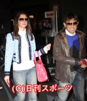 ニューヨークに出発する沢尻エリカ夫妻（撮影・柴田隆二）