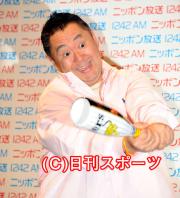 退院会見で阪神のメガホンでスイングする松村邦洋（撮影・藤田啓輔）