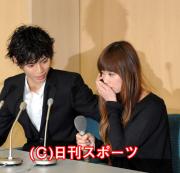 会見した絢香(右)と水嶋ヒロ(撮影・藤田啓輔)