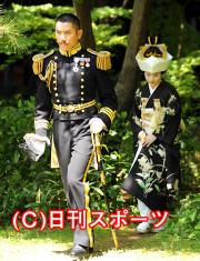 結婚式シーンを撮影した本木雅弘と石原さとみ（撮影・酒井清司）