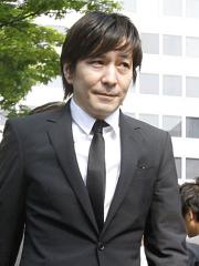 １１日午前８時１５分大阪地裁に入る小室哲哉被告（共同）