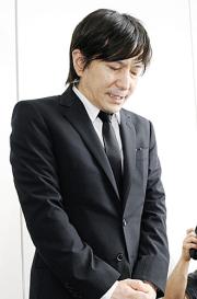 執行猶予付きの判決を受け、記者会見で謝罪する小室哲哉被告（共同）