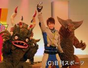 ミクラス(左)とゴモラと共に決めポーズをとる南翔太(撮影・松本岳志)