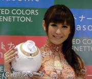 愛用の加湿器を持った椿姫彩菜（撮影・湯浅知彦）