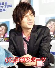 城田優はファンに丁寧に握手(撮影・瀬津真也)