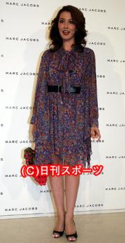 パーティーで笑顔を見せる山本モナ（撮影・鹿野芳博）