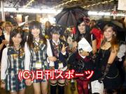 エキスポ来場者と触れ合うAKB48(撮影・瀬津真也)