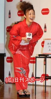 オロナミンCの新CM発表会で笑顔を見せる上戸彩(撮影・鹿野芳博)