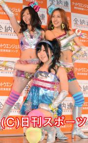 左から河西智美、宮崎美穂、板野友美(撮影・たえ見朱実)