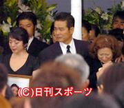 七奈美さんの告別式で厳しい表情の勝野洋(中央)(撮影・長谷川元明)