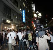 麻布警察署前に集まった報道陣（撮影・鹿野芳博）