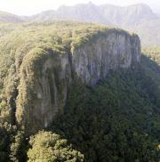 がけ下で遺体が見つかった、群馬・長野県境の荒船山の「艫岩」（共同）