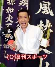 ワインを手にした田原俊彦（撮影・浅見桂子）