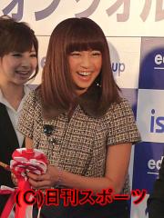 LANケーブルカットを無事終え、ホッとした表情を見せる安田美沙子