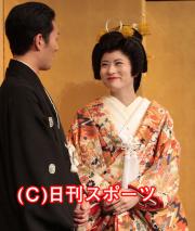 笑顔で中村勘太郎を見つめる前田愛（撮影・中島郁夫）