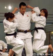 穴井隆将(中)の腕にぶら下がる秋元玲奈(左)と相内優香