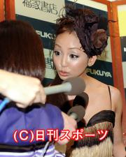 「どこまで知っているの?」とリポーターに聞く神田うの(撮影・松本俊)