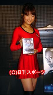 古瀬絵理はミニスカートでＤＶＤをＰＲ（撮影・柴田寛人）