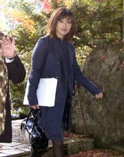 創造学園大のキャンパスに姿を見せた酒井法子被告(共同)