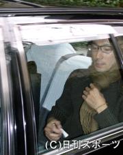 小林麻央との交際報道の朝、車で自宅を出る市川海老蔵（撮影・村上幸将）
