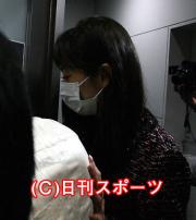 挙式のため日本を出発する伊東美咲（撮影・清水貴仁）