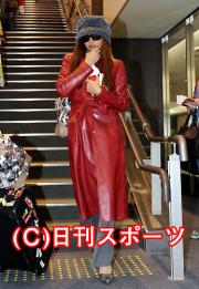 伊東美咲の挙式のため、成田空港を出発する神田うの(撮影・藤田啓輔)