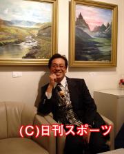 清水アキラは、作品を背に笑顔(撮影・柴田寛人)