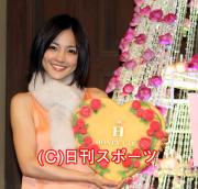 特製クリスマスツリーの前でほほえむ国仲涼子(撮影・井藤融)