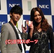 新ＣＭ発表会に出席した玉木宏、ＲＩＮＡ（撮影・岩田千代巳）