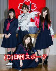 左から前田敦子、篠田麻里子、小嶋陽菜、下は大島優子(撮影・瀬津真也)