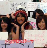 女子高生１５０人とＰＲイベントに出席したはるな愛（撮影・中野由喜）