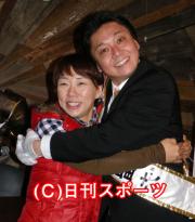 鳩山来留夫(右)と激辛占い師魚ちゃん(撮影・今西孝江)