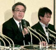 記者会見する双葉社の赤坂了生編集局局長（左＝共同）