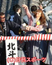 池上本門寺の節分会で豆をまく北斗晶（撮影・村上幸将）