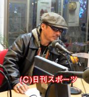 レインボーＦＭの生放送に出演中の田代まさし（撮影・小谷野俊哉）