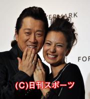 ラブラブをアピールする高橋ジョージ・三船美佳夫妻(撮影・田中理恵)