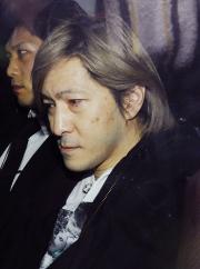 午前8時過ぎ、取り調べのために大阪地検に向かう小室哲哉(共同)