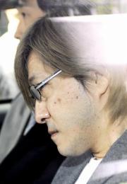 取り調べを終え、大阪地検を出る小室哲哉容疑者(共同)